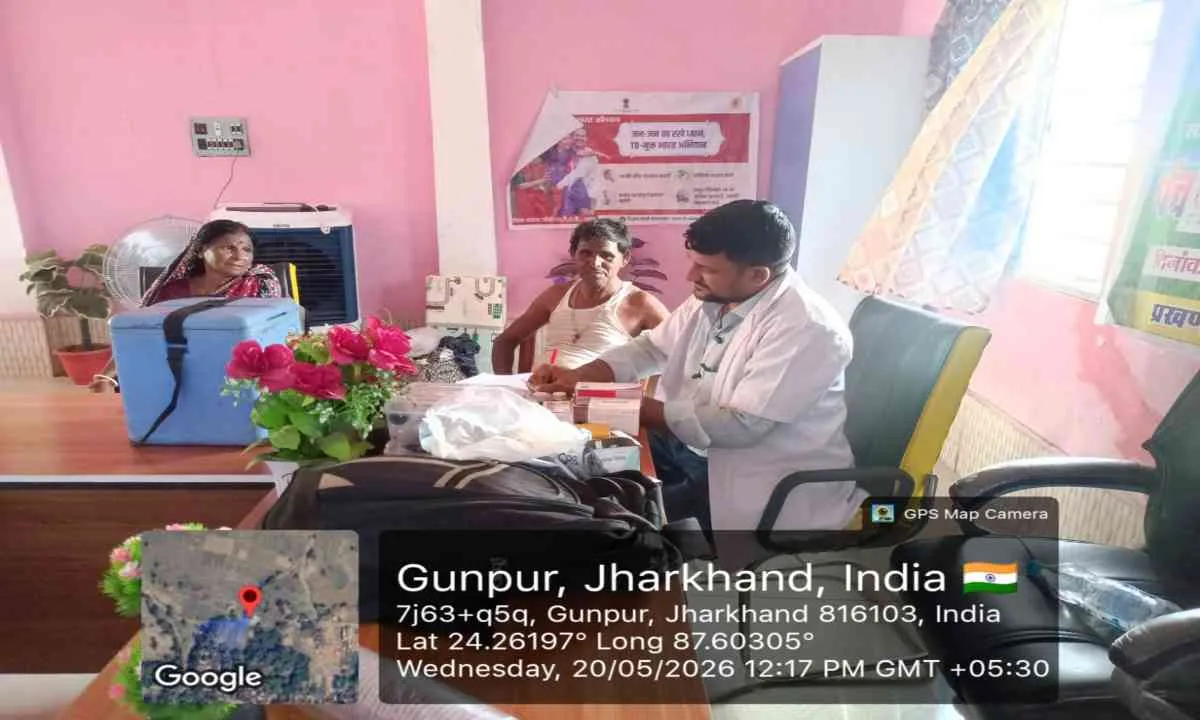 Pakur News: गणपुरा में आदि कर्म योगी अभियान के तहत स्वास्थ्य शिविर: ग्रामीणों की हुई सिकल सेल और बीपी-शुगर जांच