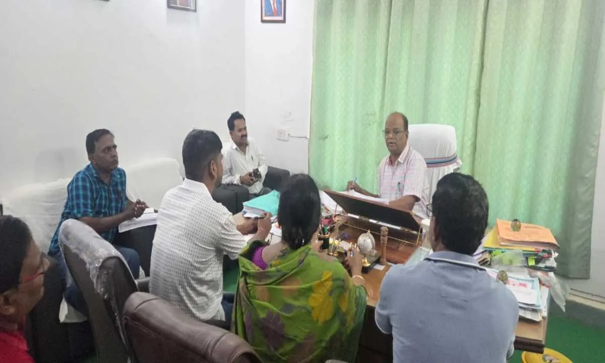 Dumka News: प्रखंड कार्यालय में मासिक स्टीयरिंग कमेटी की बैठक, बीडीओ राजेश सिन्हा ने दिए कई कड़े निर्देश