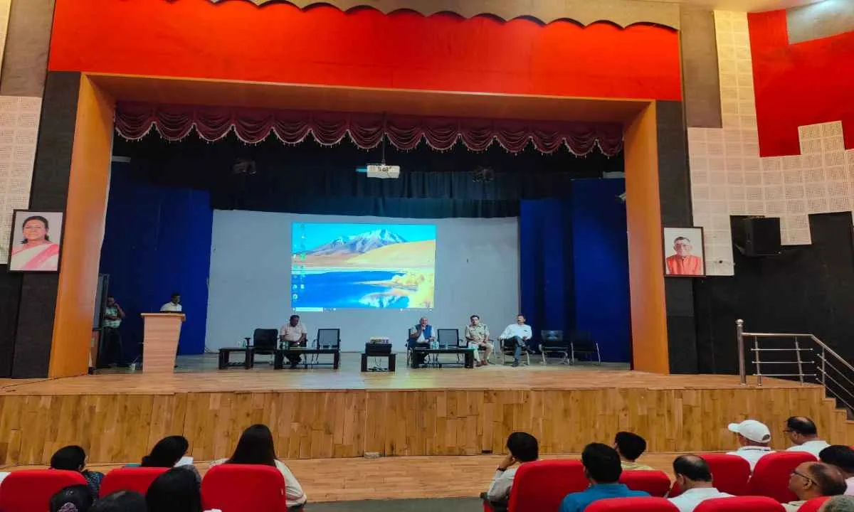 प्रमंडलीय आयुक्त मनोज कुमार की अध्यक्षता में महाबैठक, 24 मई को होने वाली UPSC प्रारंभिक परीक्षा की तैयारियां पूरी
