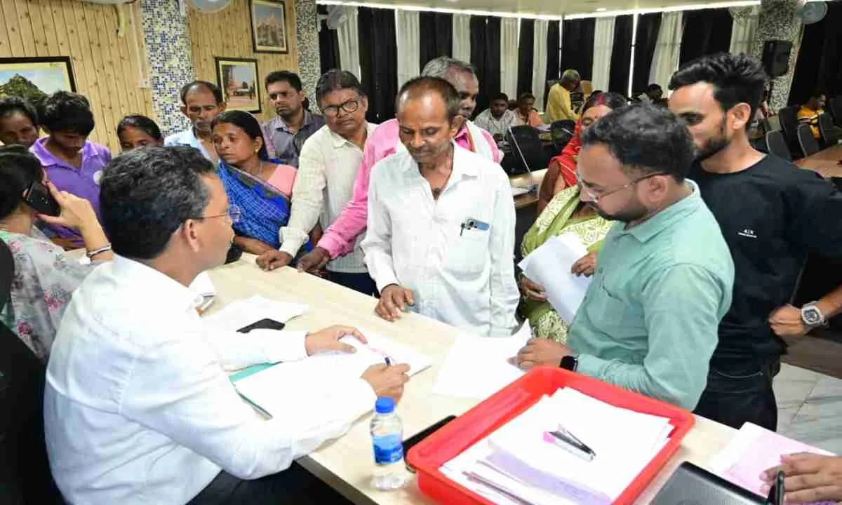 Giridih News: समाहरणालय में जनसुनवाई, अपर समाहर्ता बिजय सिंह बीरूआ ने सुनीं आम लोगों की समस्याएं