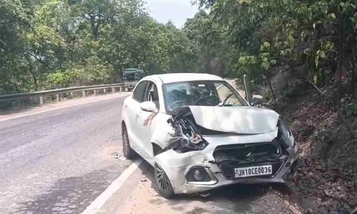 Koderma News: घाटी में दो कारों की आमने-सामने भीषण भिड़ंत, धनबाद के 4 लोग गंभीर रूप से घायल