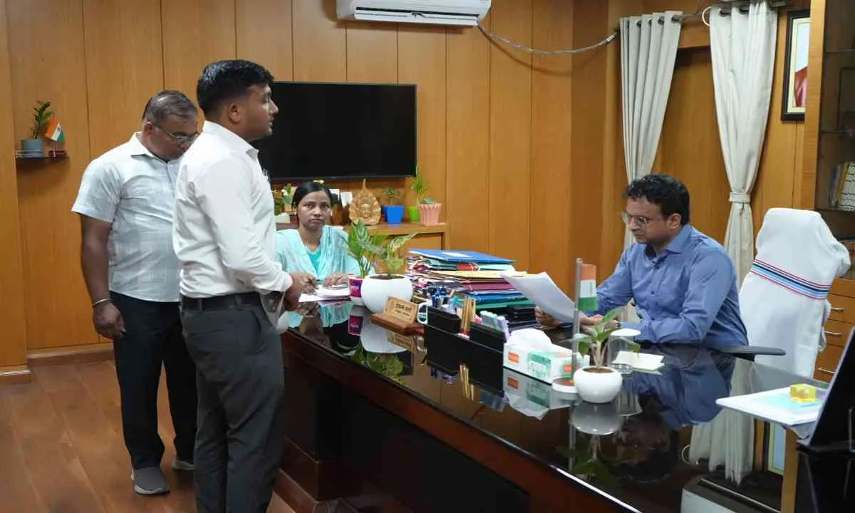 Hazaribagh News: उपायुक्त ने जनता दरबार में सुनीं आम लोगों की समस्याएं, समय-सीमा के भीतर त्वरित निष्पादन के दिए निर्देश