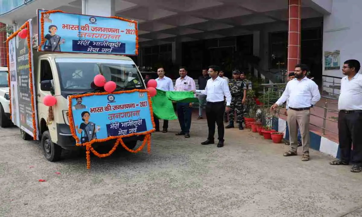 Dumka News: समाहरणालय से जनगणना 2027 प्रचार वाहन रवाना, उपायुक्त अभिजीत सिन्हा ने दिखाई हरी झंडी