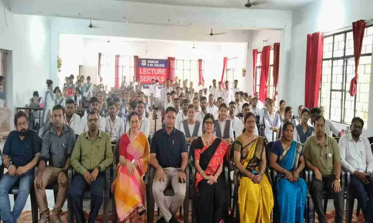 Giridih News: स्कॉलर बीएड कॉलेज में व्याख्यान श्रृंखला संपन्न, पाँचवें दिन 