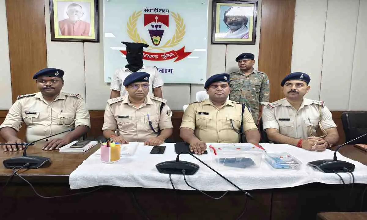 Hazaribagh News: पुलिस की बड़ी कार्रवाई, राहुल दुबे गैंग के खिलाफ शिकंजा, हथियार के साथ एक अपराधी गिरफ्तार