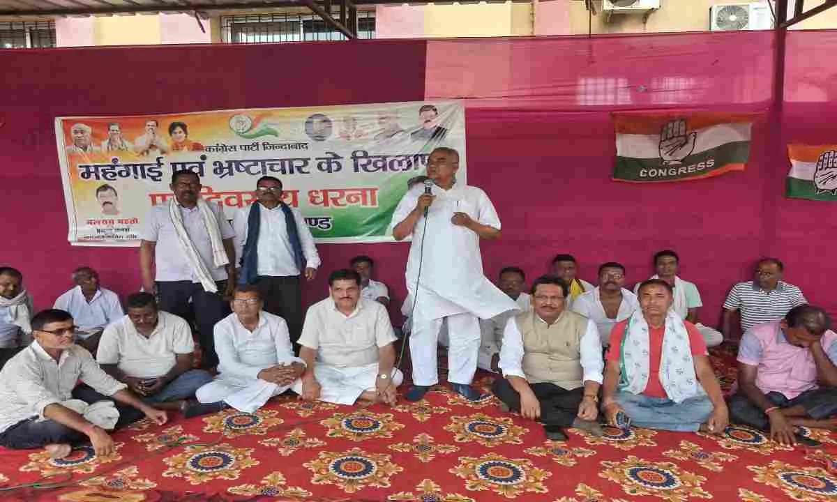 Dhanbad News: जन समस्याओं को लेकर कांग्रेस का धरना, भ्रष्टाचार व अवैध खनन पर उठाई आवाज