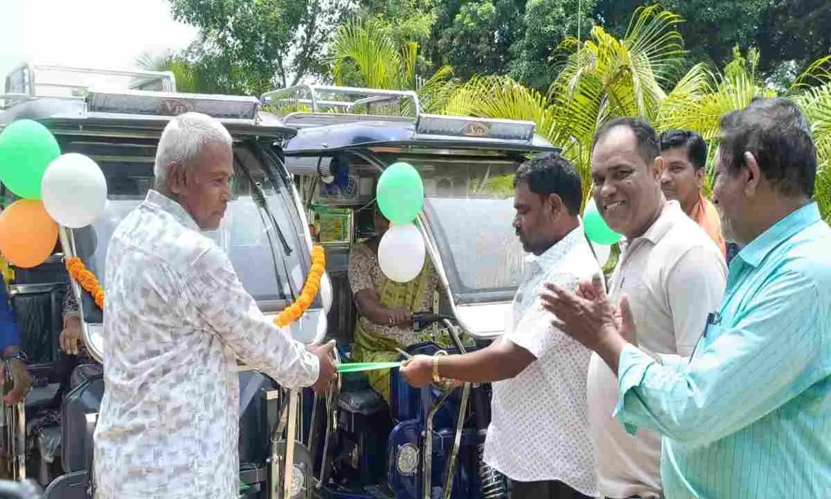 Dumka News: सखी मंडल की दीदियों को मिला टोटो का तोहफा, प्रमुख और बीडीओ ने फीता काटकर बांटे वाहन