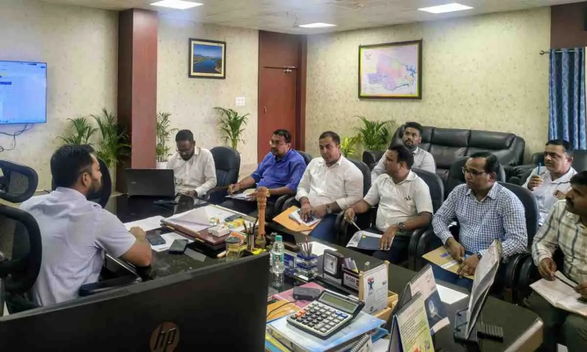 Dhanbad News: किसानों की आय बढ़ाने पर प्रशासन का विशेष जोर, एक सप्ताह के भीतर लाइसेंस और बीज-खाद के आवेदन का आदेश