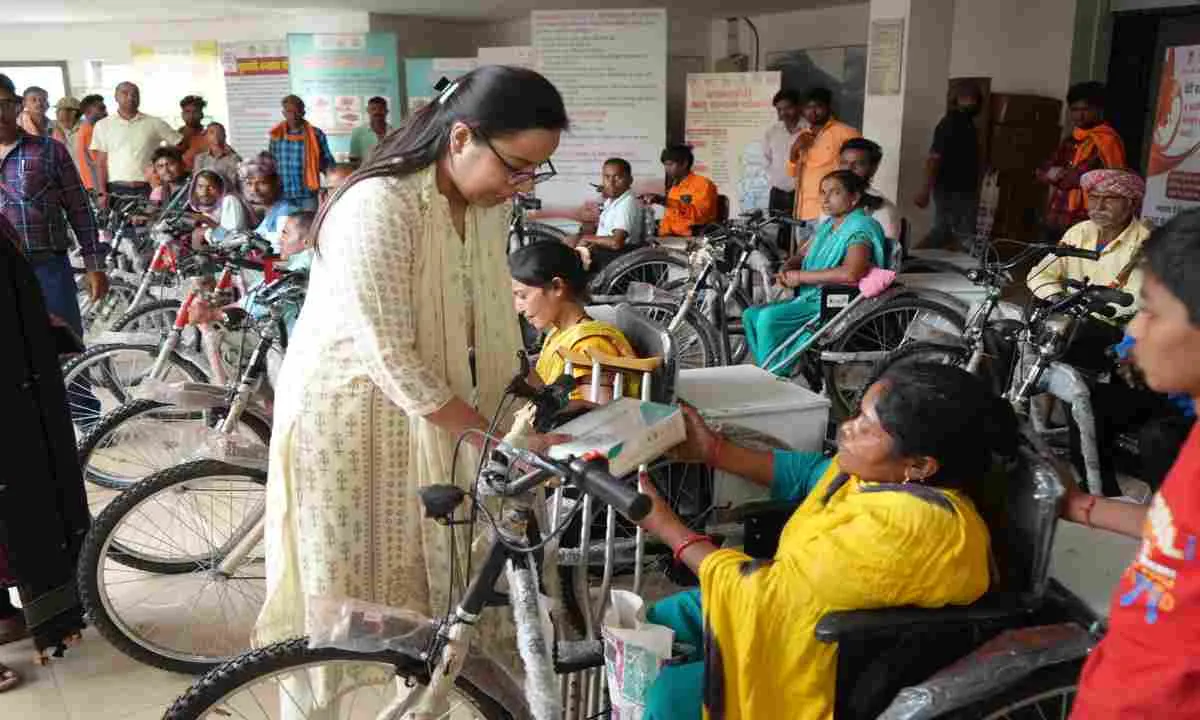 Hazaribagh News: जिला प्रशासन की बड़ी पहल, 24 दिव्यांगजनों के बीच बांटी गई बैटरी चालित ट्राईसाइकिल