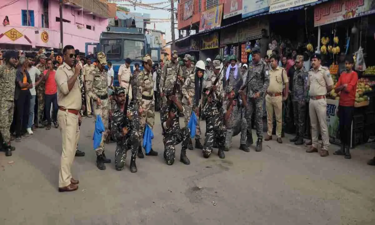 Hazaribagh News: मुख्य चौक पर पुलिस का शक्ति प्रदर्शन, बकरीद को लेकर एसडीपीओ अमित आनंद के नेतृत्व में मॉक ड्रिल