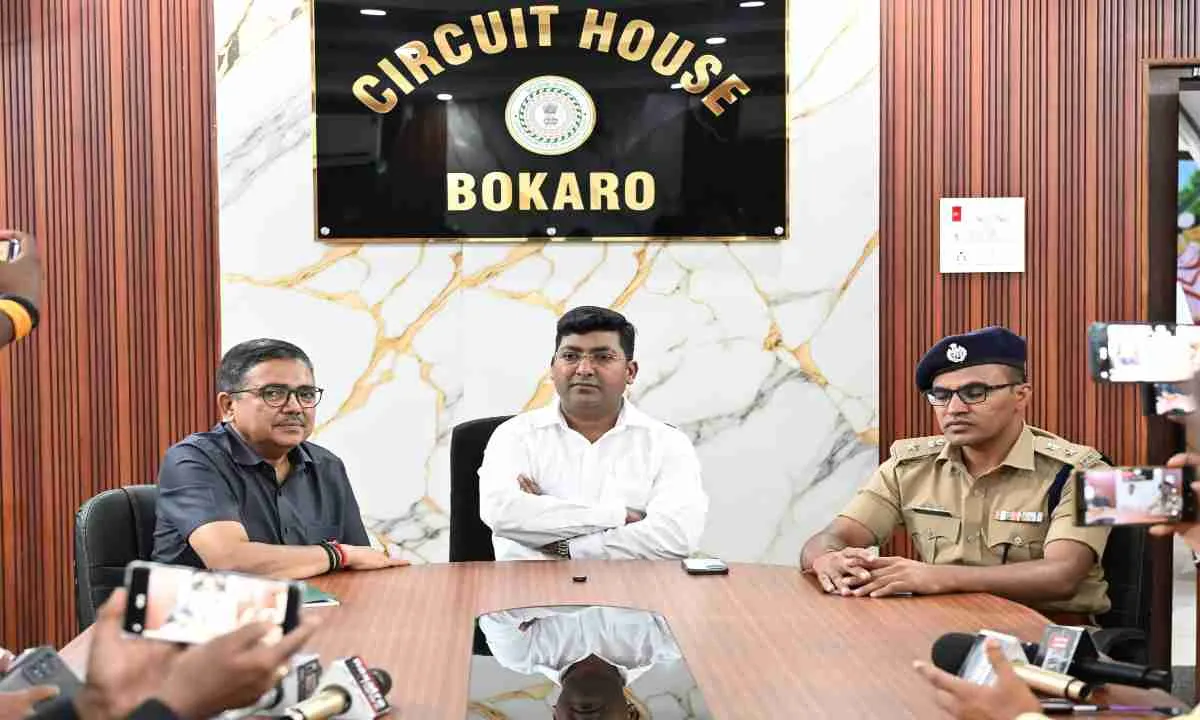 Bokaro News: परिवहन सचिव राजीव रंजन का औचक एक्शन, जिला परिवहन कार्यालय की कार्यप्रणाली की समीक्षा