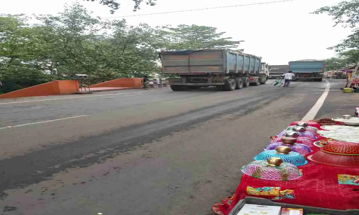Pakur News: बालू माफिया का तांडव, महेशपुर-गुम्मामोड़ सड़क पर बिना चालान दौड़ रहे ओवरलोड हाईवा