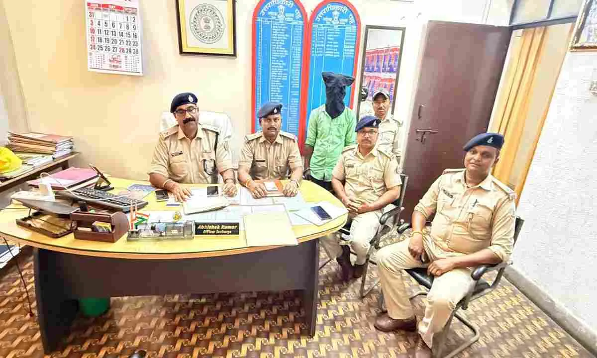 Ramgarh News: पुलिस की बड़ी सर्जिकल स्ट्राइक, भैरवी नदी किनारे अवैध शराब भट्टी ध्वस्त, 120 लीटर महुआ शराब जब्त