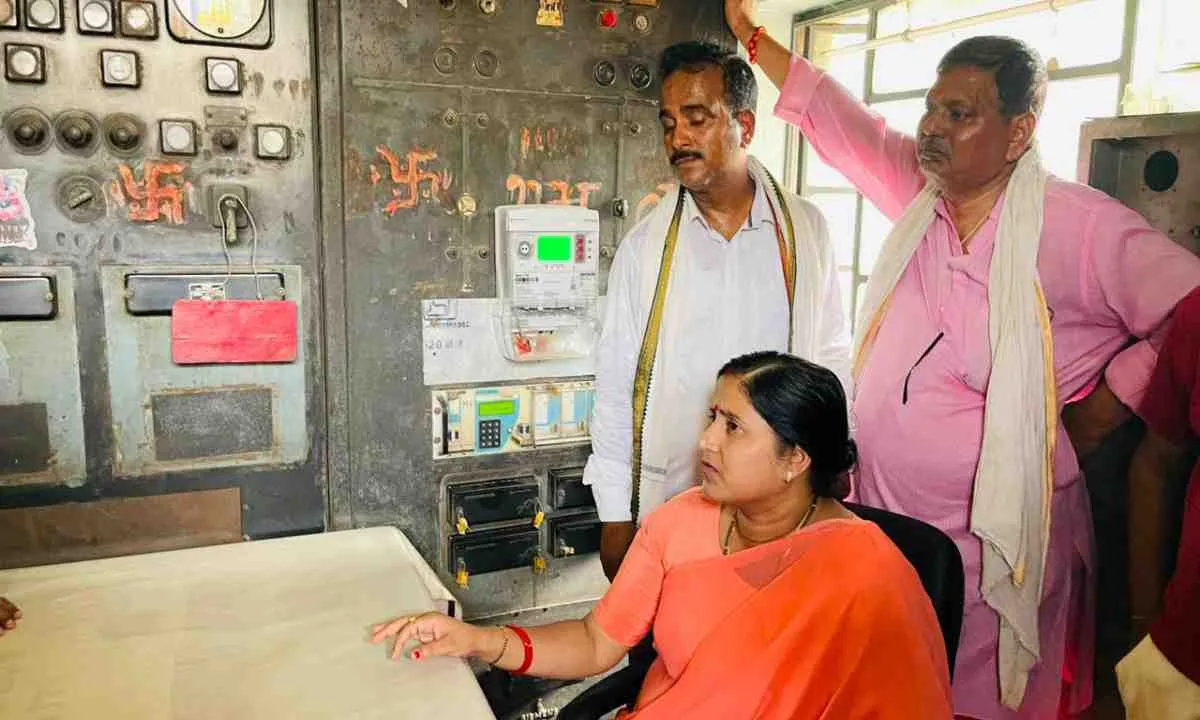 Dhanbad News: बिजली-पानी संकट पर विधायक रागिनी सिंह सख्त: खुद उतरीं ग्राउंड पर, अफसरों को दी हिदायत