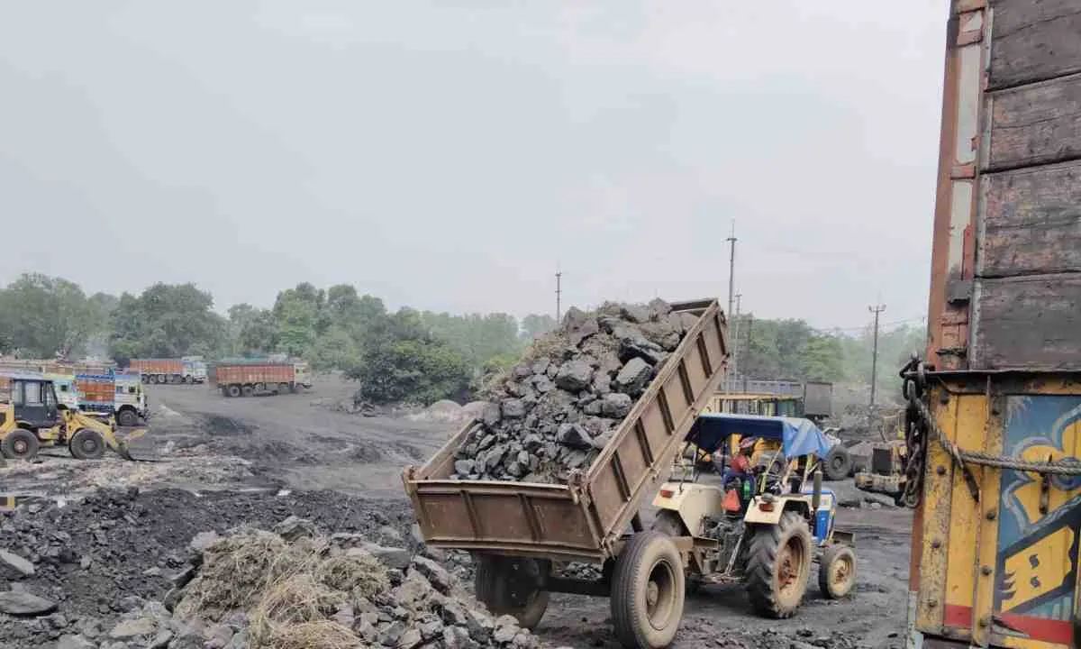 Ramgarh News: सीसीएल प्रबंधन का बड़ा एक्शन, अवैध कोयला मुहानों पर चला बुलडोजर, 20 टन कोयला जब्त