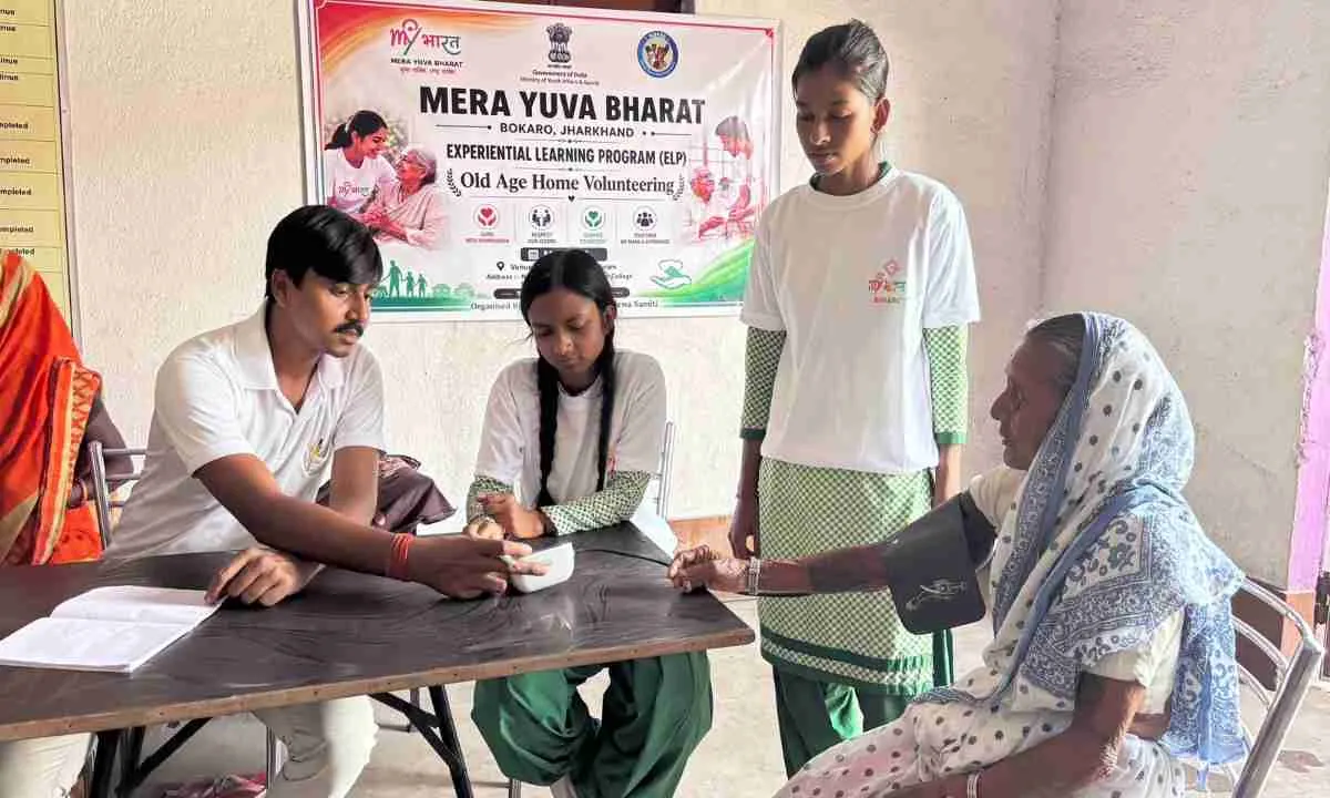 Bokaro News: आदर्श वृद्धाश्रम में युवाओं की अनूठी पहल, 5 दिनों तक बुजुर्गों की सेवा कर पेश की मिसाल