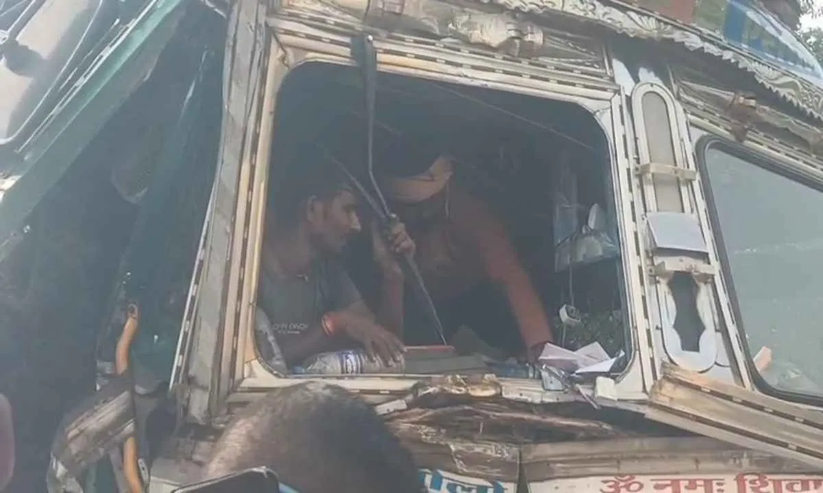 Koderma News: घाटी में भीषण सड़क हादसा: ब्रेक फेल होने से हाईवा में घुसा ट्रक, केबिन में फंसा चालक