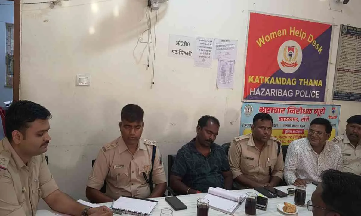 Hazaribagh News: थाना परिसर में शांति समिति की बैठक, बकरीद पर्व को शांति और भाईचारे के साथ मनाने की अपील