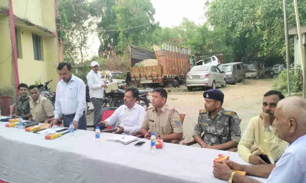 Hazaribagh News: बकरीद पर्व को सौहार्दपूर्ण और शांतिपूर्ण माहौल में मनाने पर जोर, चौपारण थाना में शांति समिति की बैठक आयोजित