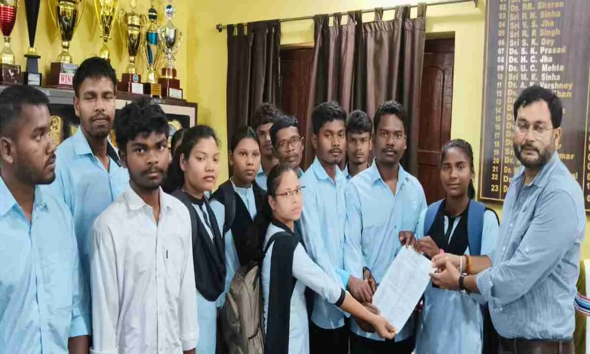 Giridih News: कॉलेज में संताली पीजी की मांग तेज, छात्रों ने प्राचार्य के माध्यम से कुलसचिव को सौंपा आवेदन