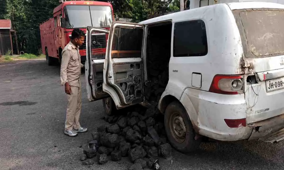Ramgarh News: कोयला तस्करों का नया पैंतरा, पैसेंजर सूमो को कस्टमाइज्ड कर ढोया जा रहा था अवैध कोयला, वाहन जब्त