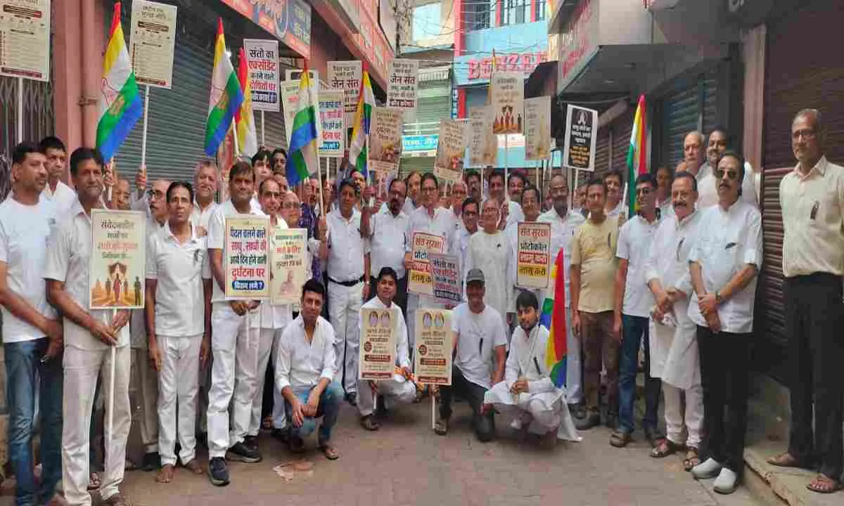 Koderma News: जैन समाज का ऐतिहासिक आक्रोश, साध्वियों की मौत पर काला बिल्ला लगाकर निकाली विशाल मौन रैली