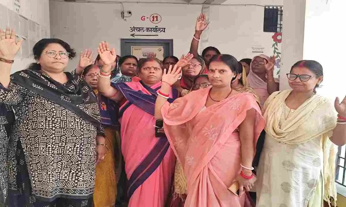 Sahebganj News: आंगनबाड़ी सेविकाओं का फूटा गुस्सा, 7 महीने से मानदेय और पोषाहार राशि बकाया, आंदोलन की चेतावनी