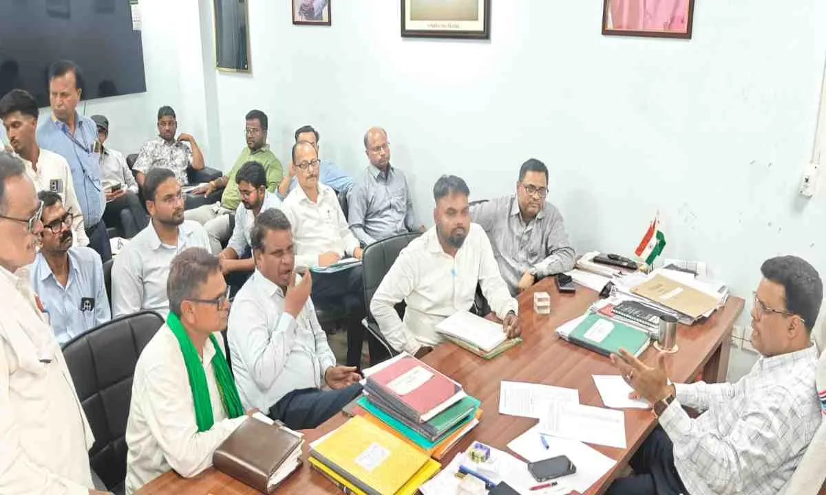 Dhanbad News: मीन अधिग्रहण मामलों पर जिला प्रशासन सख्त, अपर समाहर्ता कक्ष में रैयतों और बीसीसीएल अधिकारियों की बड़ी सुनवाई