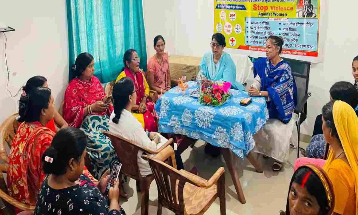 Koderma News: माहवारी दिवस पर अनूठी पहल, सखी वन स्टॉप सेंटर में महिलाओं और किशोरियों को किया गया जागरूक