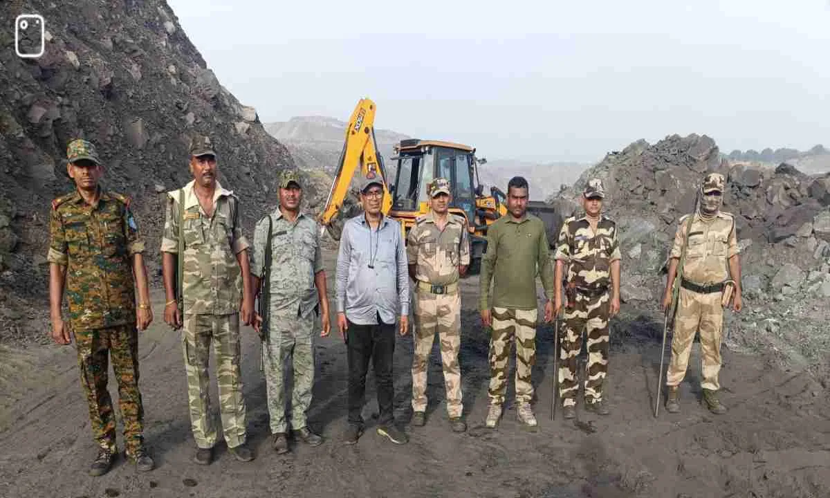 कोयला तस्करों पर सुरक्षा बलों का वज्रपात, बूटू बाबू बंगला इलाके में भारी मात्रा में अवैध कोयला नष्ट