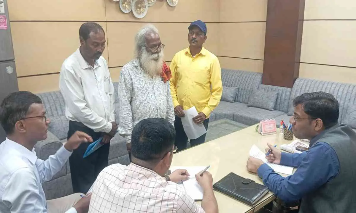 Ramgarh News: उप विकास आयुक्त आशीष अग्रवाल ने सुनीं ग्रामीणों की समस्याएं, दिए कड़े निर्देश