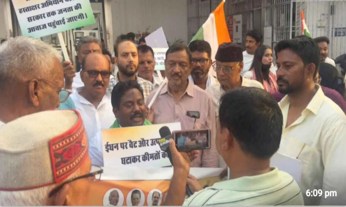 Hazaribagh News: पेट्रोल-डीजल की बढ़ती कीमतों के खिलाफ पेट्रोल पंपों पर चलाया हस्ताक्षर अभियान