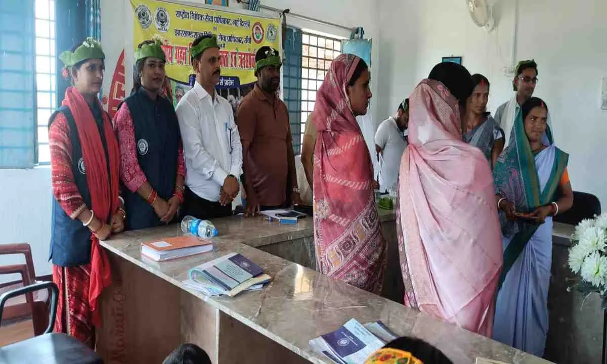 Koderma News: विधिक जागरूकता अभियान, योगियाटिलहा पंचायत भवन में ग्रामीणों को सिखाया गया कानून