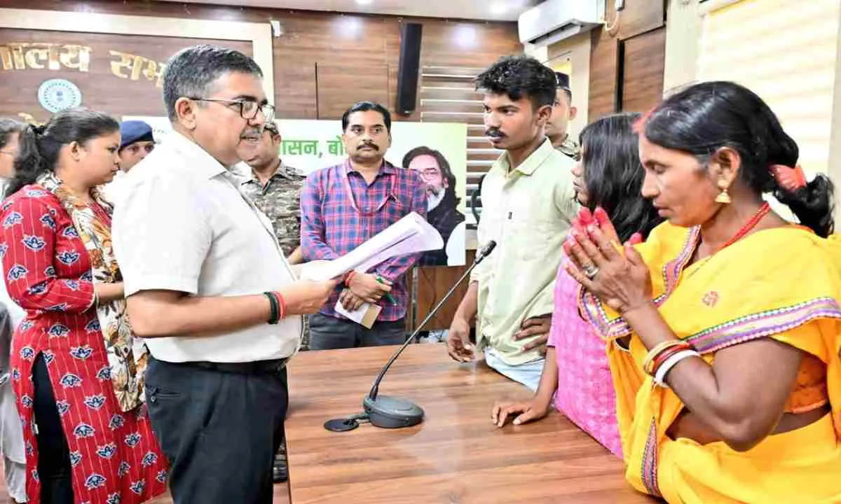 Bokaro News: समाहरणालय से लेकर प्रखंडों तक लगा जनता दरबार, ऑन-द-स्पॉट हुआ शिकायतों का निपटारा
