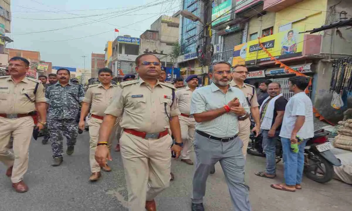 Giridih News: प्रशासन का फ्लैग मार्च, बकरीद को लेकर सड़कों पर उतरे उपायुक्त और एसपी 