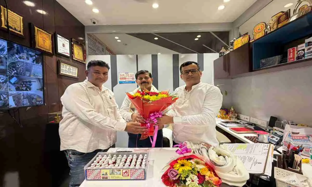 Hazaribagh News: आयुष निदेशक शशि प्रकाश झा से मिले आयुष सीएचओ, सौंपा मांग पत्र