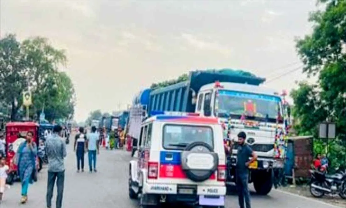Pakur News: सिद्धो-कान्हू मोड़ पर आमकोना ग्रामीणों का चक्का जाम, थमा पहिया