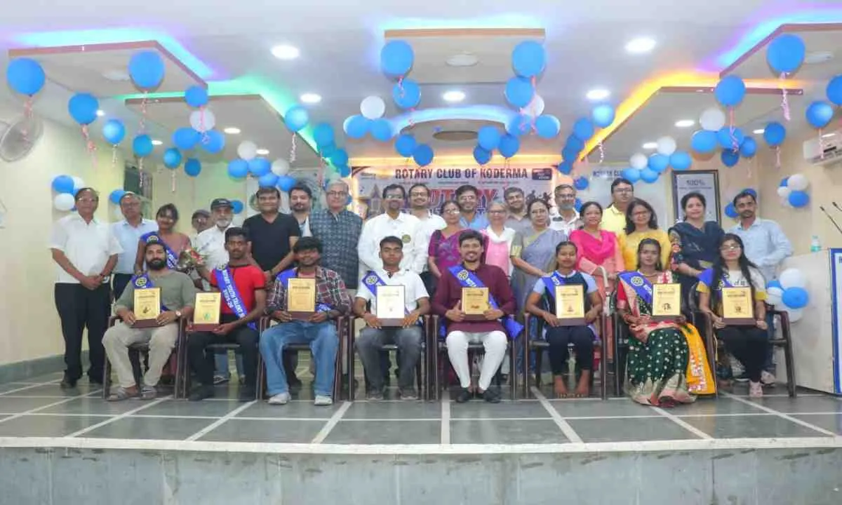 Koderma News: रोटरी सभागार में 'झुमरी तिलैया के हुनरबाज' शो का भव्य आयोजन