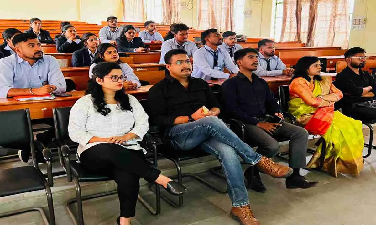 विभावि के प्रबंधन विभाग में कैंपस प्लेसमेंट ड्राइव संपन्न, मशहूर 'वीवो' कंपनी में विद्यार्थियों का किया गया चयन