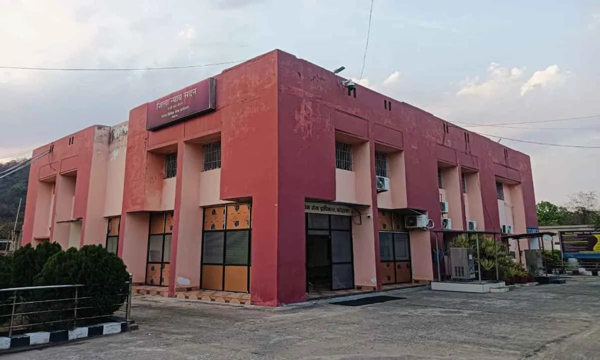 Koderma News: व्यवहार न्यायालय में मासिक लोक अदालत संपन्न, 18 वादों का हुआ निष्पादन