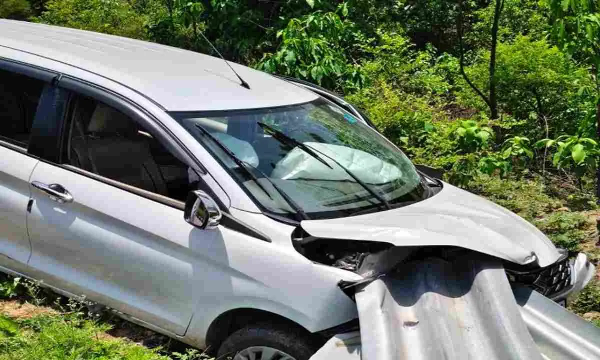 Hazaribagh News: दनुआ घाटी में कार का टायर फटने से बड़ा हादसा, 8 लोग घायल