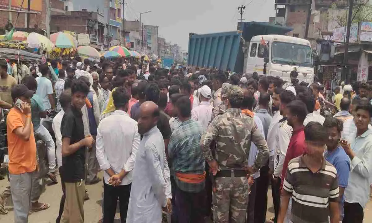 नवविवाहिता काजल परवीन की मौत पर बवाल: शव रखकर कोडरमा-गिरिडीह मार्ग जाम, पुलिस प्रशासन के खिलाफ नारेबाजी