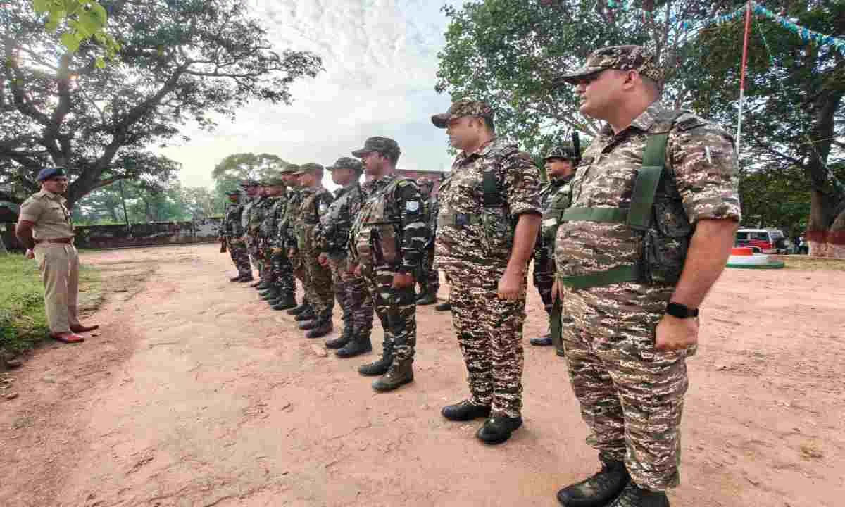पुलिस अधीक्षक ने ललपनिया ओपी और झुमरा सीआरपीएफ कैंप का किया निरीक्षण