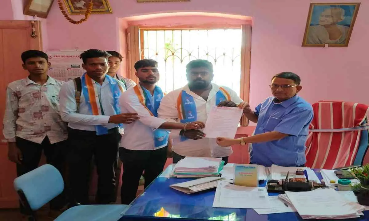 Deoghar News: कॉलेज में शीतल पेयजल और कैंटीन की मांग पर एनएसयूआई का प्रदर्शन