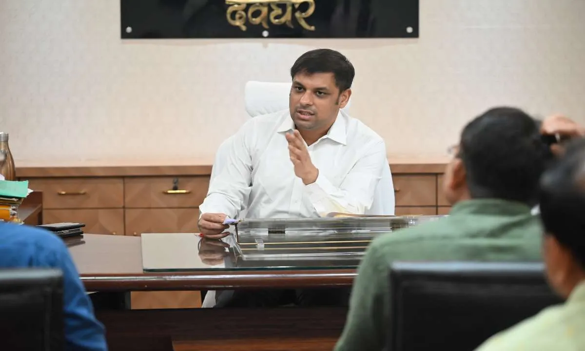 Deoghar News: उपायुक्त सौरभ कुमार भुवानिया ने की शिक्षा विभाग की महत्वपूर्ण समीक्षा