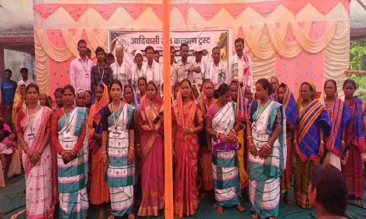 Bokaro News: आदिवासी जन कल्याण ट्रस्ट का 10वां स्थापना दिवस धूमधाम से संपन्न