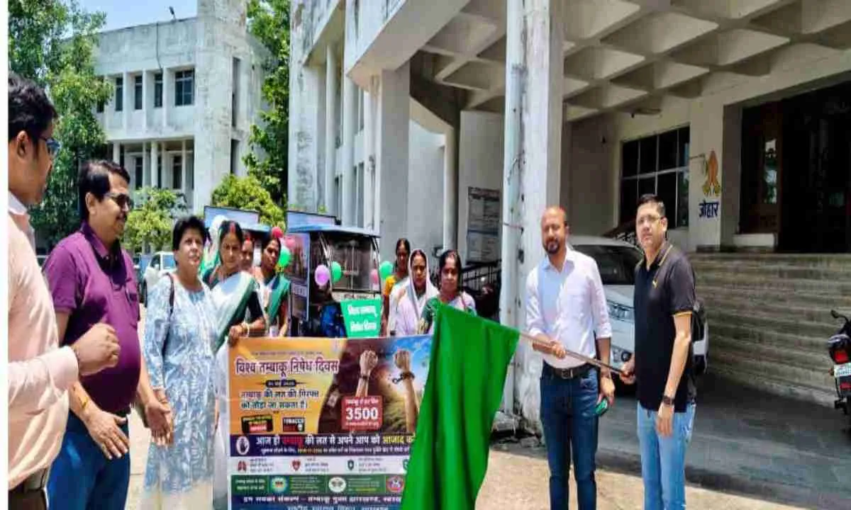 Ramgarh News: विश्व तंबाकू निषेध दिवस पर जागरूकता वाहनों को उपायुक्त ने दिखाई हरी झंडी