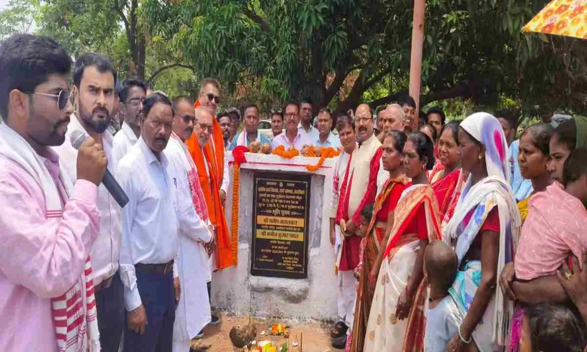 Hazaribagh News: सांसद मनीष जायसवाल और विधायक मनोज यादव ने किया सड़क का शिलान्यास