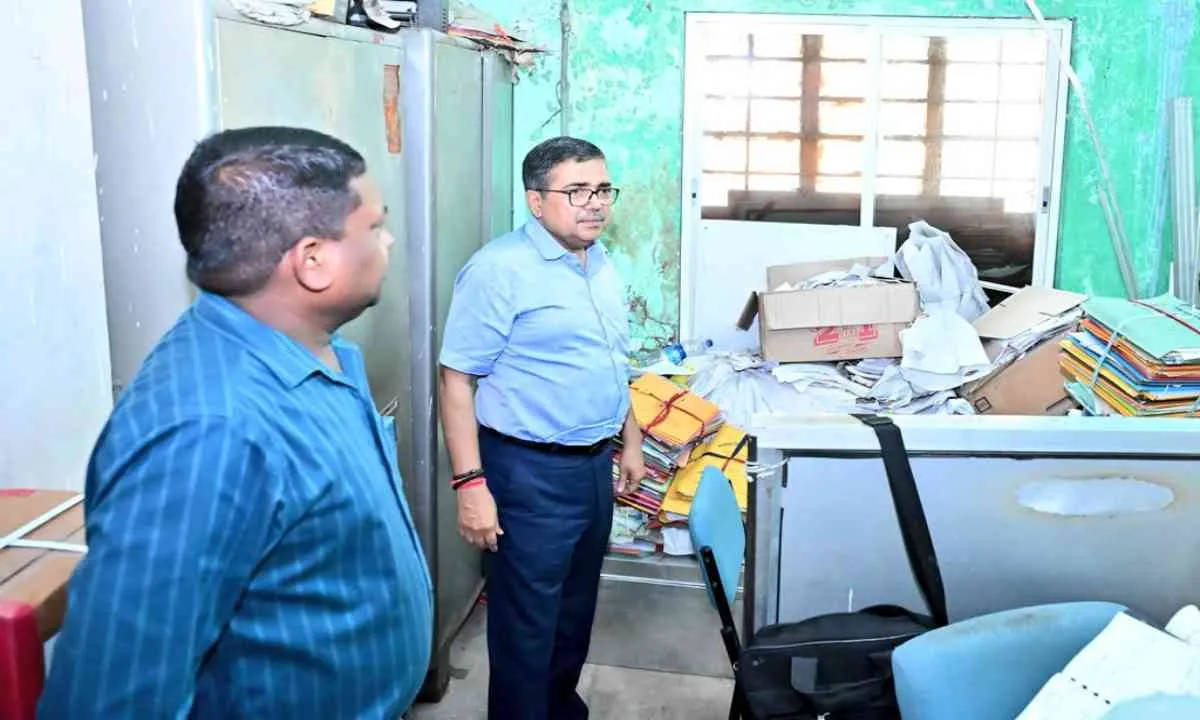 Bokaro News: डीसी अजय नाथ झा ने किया डीईओ कार्यालय का औचक निरीक्षण