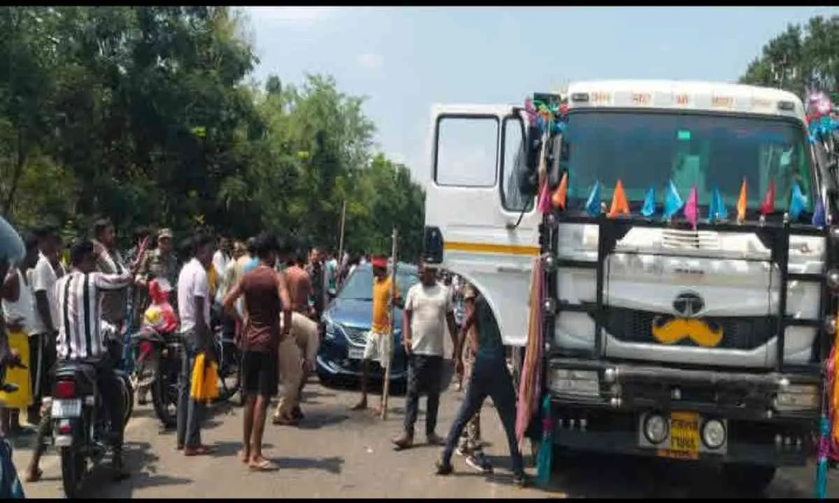 दुमका में दर्दनाक सड़क हादसा, पति की मौत, पत्नी गंभीर हालत में अस्पताल में भर्ती